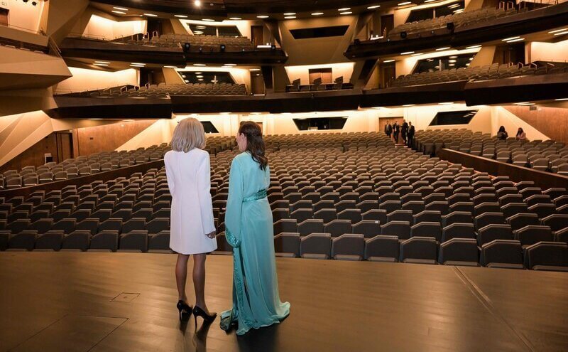 La Princesa Lalla Hasna y Brigitte Macron visitan el Gran Teatro de Rabat 04 - La Princesa Lalla Hasna y Brigitte Macron visitan el Gran Teatro de Rabat