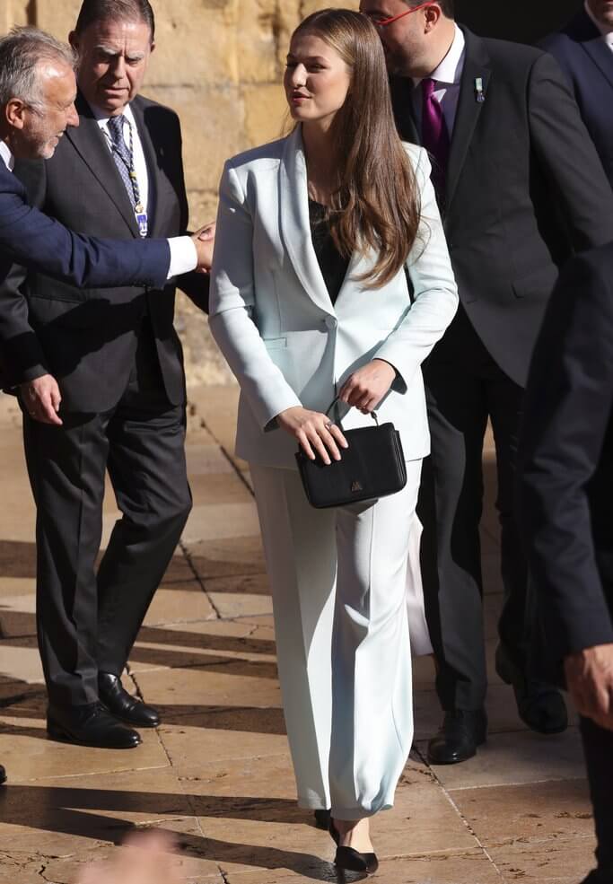 La Princesa Leonor recibe el titulo de Alcaldesa Honoraria de Oviedo 06 - La Princesa Leonor recibe el título de Alcaldesa Honoraria de Oviedo en una emotiva ceremonia