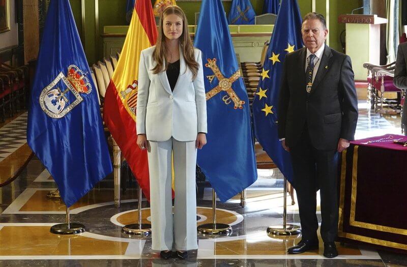 La Princesa Leonor recibe el titulo de Alcaldesa Honoraria de Oviedo 08 - La Princesa Leonor recibe el título de Alcaldesa Honoraria de Oviedo en una emotiva ceremonia