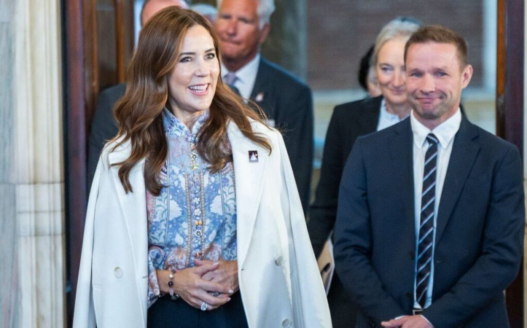 La Reina Maria participa en la presentacion del Sello de Navidad 2024 02 1024x638 - La Reina María participa en la presentación del Sello de Navidad 2024