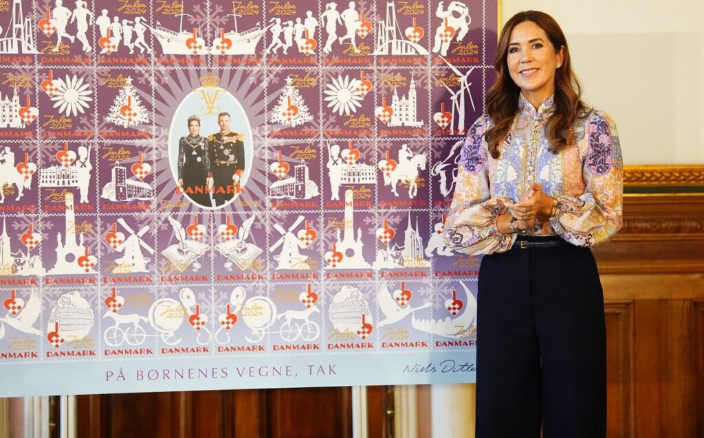 La Reina Maria participa en la presentacion del Sello de Navidad 2024 07 1024x638 - La Reina María participa en la presentación del Sello de Navidad 2024