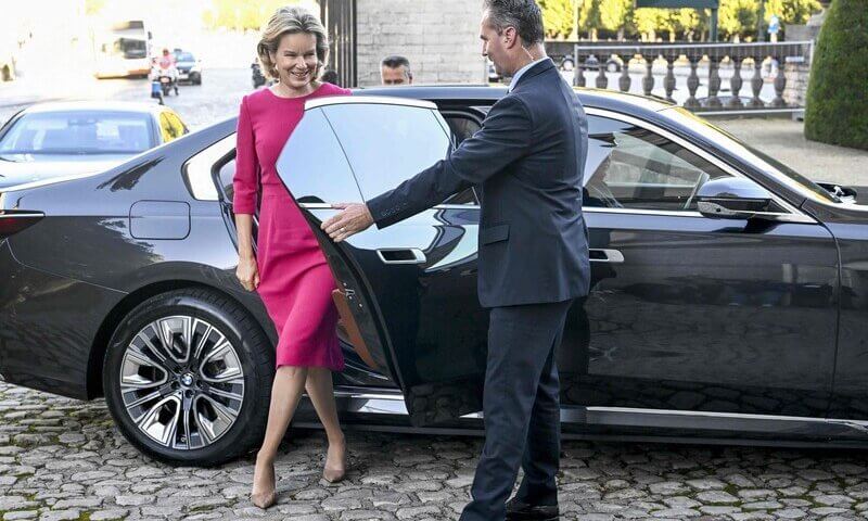 La Reina Matilde participa en el Segundo Simposio de la ARMB en el Palacio de la Academia