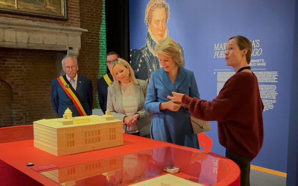 La Reina Matilde visita la exposicion dedicada a Margarita de Parma en el Museo MOU 3 1024x638 - La Reina Matilde visita la exposición dedicada a Margarita de Parma en el Museo MOU