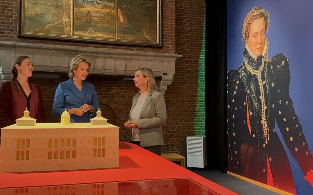 La Reina Matilde visita la exposicion dedicada a Margarita de Parma en el Museo MOU 4 1024x638 - La Reina Matilde visita la exposición dedicada a Margarita de Parma en el Museo MOU