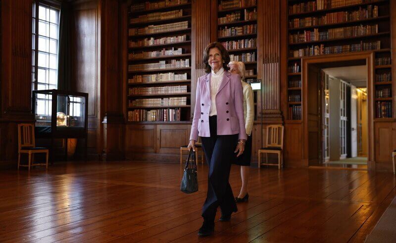 La Reina Silvia entrega los diplomas Mayflower 2024 en el Palacio Real 2 - La Reina Silvia entrega los diplomas Mayflower 2024 en el Palacio Real