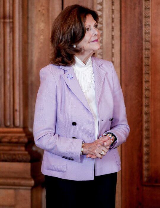 La Reina Silvia entrega los diplomas Mayflower 2024 en el Palacio Real 3 - La Reina Silvia entrega los diplomas Mayflower 2024 en el Palacio Real