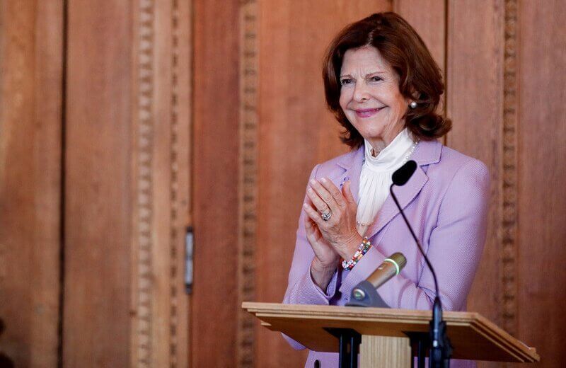 La Reina Silvia entrega los diplomas Mayflower 2024 en el Palacio Real