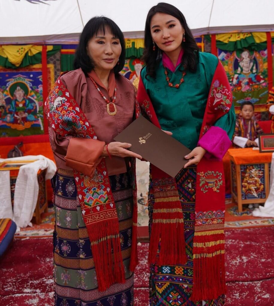 La Reina de Butan asiste a la ceremonia de reapertura del Palacio Wangduechhoeling 7 915x1024 - La Reina Jetsun Pema Encabeza la Reapertura del Palacio Wangduechhoeling