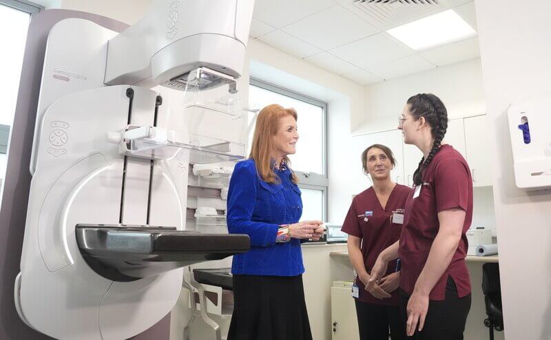 La duquesa de York visita el Nightingale Center en Wythenshawe 5 - La Duquesa de York visita el Nightingale Center en Wythenshawe para apoyar la lucha contra el cáncer de mama