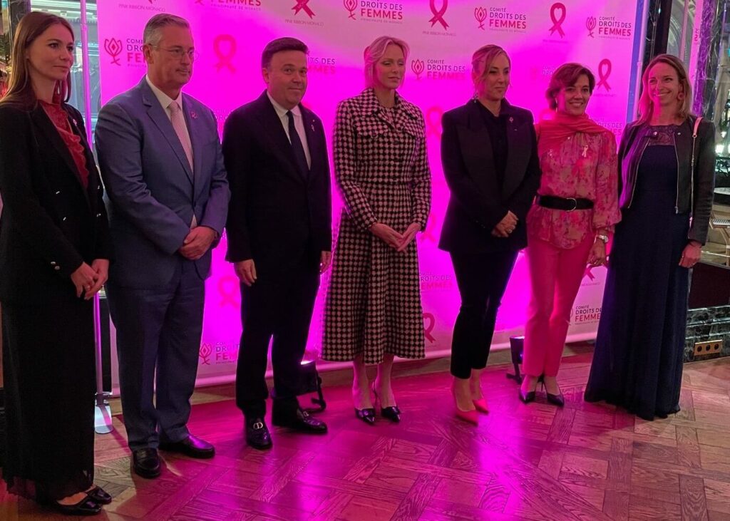 La princesa Charlene asiste al evento Pink Ribbon Monaco en Casino Square 2 1024x731 - La Princesa Charlene de Mónaco Apoya la Concienciación sobre el Cáncer de Mama en el Evento Pink Ribbon Monaco