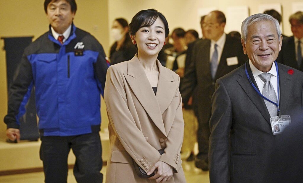 La princesa Kako visita el Museo Nacional de Artesanía de Kanazawa