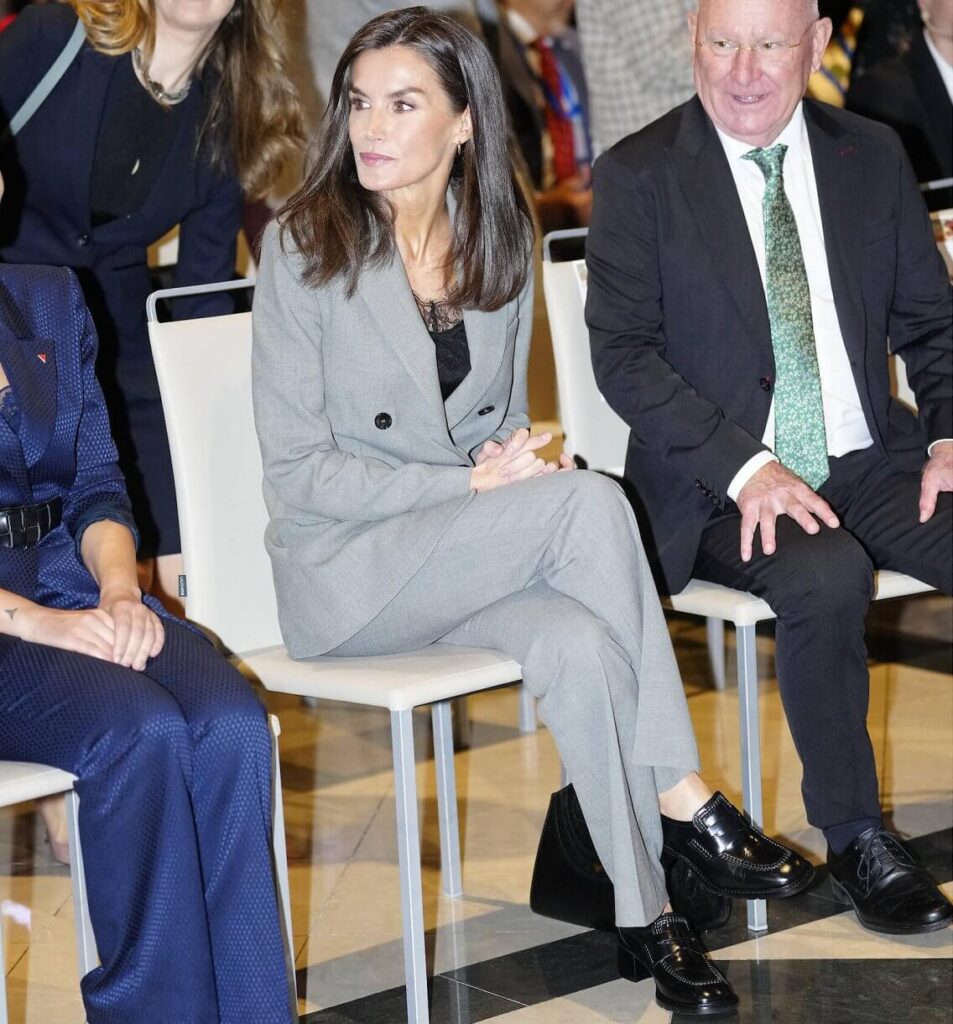 La reina Letizia asiste al acto central del Dia Mundial de la Salud Mental 20244 953x1024 - La Reina Letizia en el acto central del Día Mundial de la Salud Mental 2024