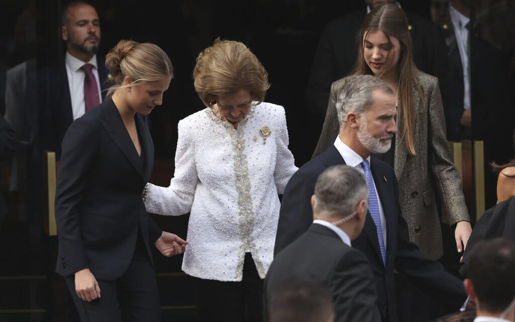 Los Reyes de Espana asisten a la ceremonia de entrega de los Premios Princesa de Asturias 2024 02 - Los Reyes de España en la Ceremonia de Entrega de los Premios Princesa de Asturias 2024