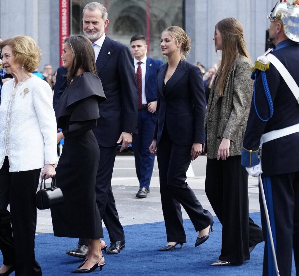 Los Reyes de Espana asisten a la ceremonia de entrega de los Premios Princesa de Asturias 2024 05 1024x948 - Los Reyes de España en la Ceremonia de Entrega de los Premios Princesa de Asturias 2024