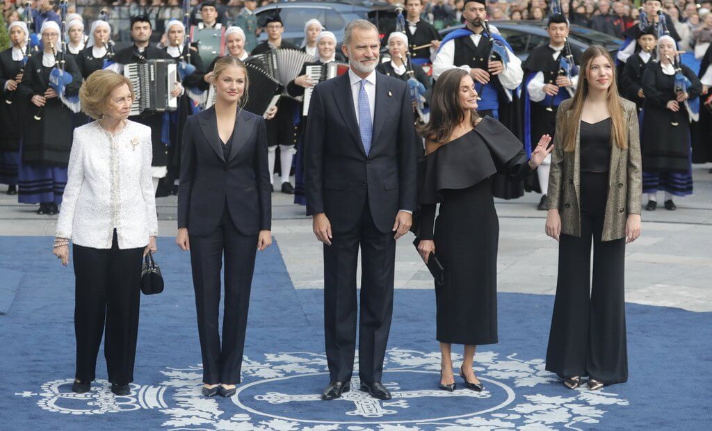 Los Reyes de Espana asisten a la ceremonia de entrega de los Premios Princesa de Asturias 2024 06 - Los Reyes de España en la Ceremonia de Entrega de los Premios Princesa de Asturias 2024