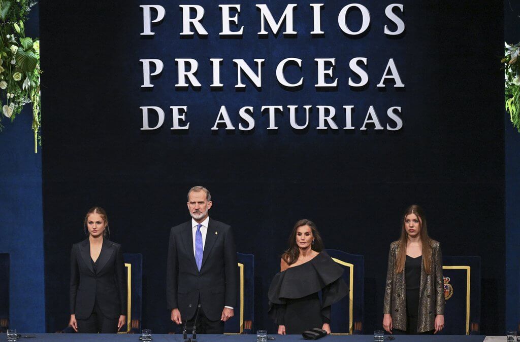 Los Reyes de Espana asisten a la ceremonia de entrega de los Premios Princesa de Asturias 2024 07 - Los Reyes de España en la Ceremonia de Entrega de los Premios Princesa de Asturias 2024