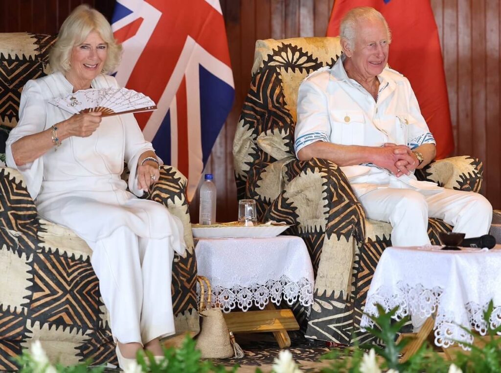 Los reyes de Gran Bretana asisten a la ceremonia de bienvenida de Ava en Samoa 02 1024x764 - El Rey Carlos y la Reina Camila asisten a la ceremonia de bienvenida de ‘Ava’ en Samoa