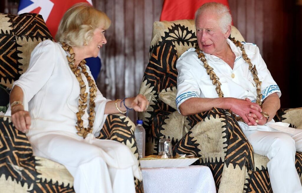 Los reyes de Gran Bretana asisten a la ceremonia de bienvenida de Ava en Samoa 03 1024x655 - El Rey Carlos y la Reina Camila asisten a la ceremonia de bienvenida de ‘Ava’ en Samoa