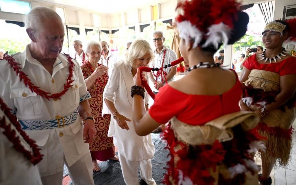 Los reyes de Gran Bretana asisten a la ceremonia de bienvenida de Ava en Samoa 04 - El Rey Carlos y la Reina Camila asisten a la ceremonia de bienvenida de ‘Ava’ en Samoa