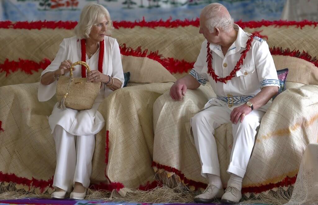 Los reyes de Gran Bretana asisten a la ceremonia de bienvenida de Ava en Samoa 05 - El Rey Carlos y la Reina Camila asisten a la ceremonia de bienvenida de ‘Ava’ en Samoa