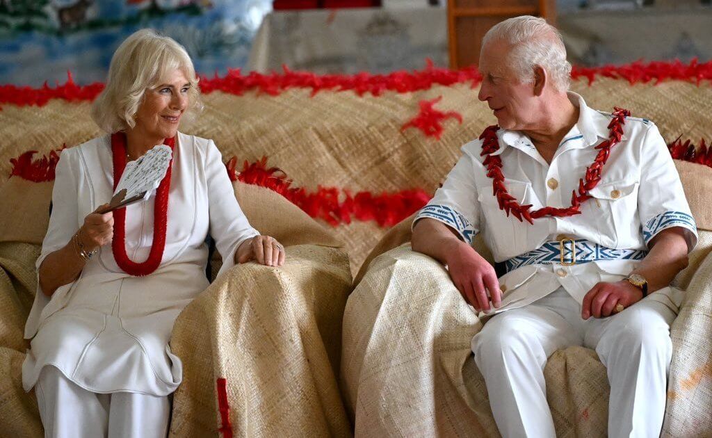 Los reyes de Gran Bretana asisten a la ceremonia de bienvenida de Ava en Samoa 06 - El Rey Carlos y la Reina Camila asisten a la ceremonia de bienvenida de ‘Ava’ en Samoa