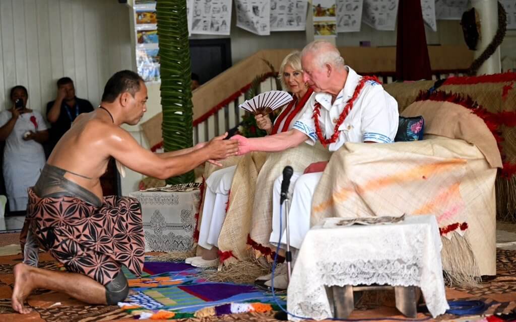 Los reyes de Gran Bretana asisten a la ceremonia de bienvenida de Ava en Samoa 08 - El Rey Carlos y la Reina Camila asisten a la ceremonia de bienvenida de ‘Ava’ en Samoa