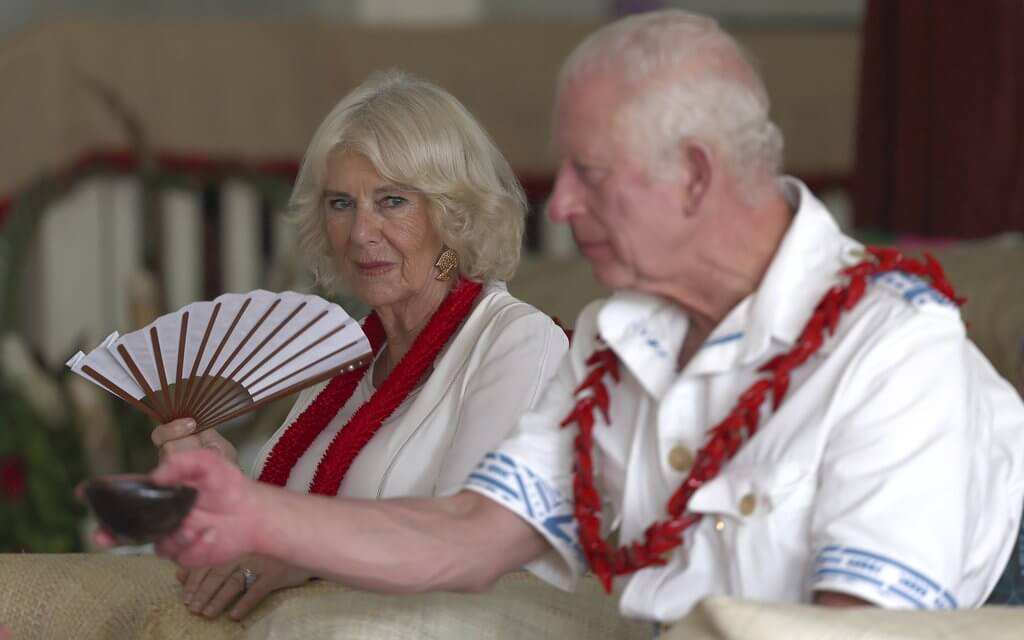 Los reyes de Gran Bretana asisten a la ceremonia de bienvenida de Ava en Samoa 09 - El Rey Carlos y la Reina Camila asisten a la ceremonia de bienvenida de ‘Ava’ en Samoa