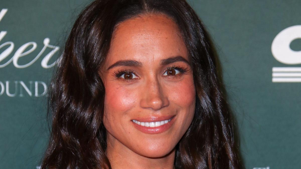 Meghan Markle: De Gala, Sin Harry y Sin Maquillaje, Deslumbrando con un Carolina Herrera Personalizado