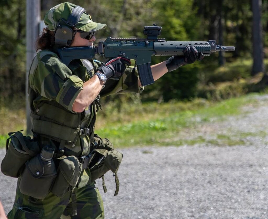 Se publican fotografias de la princesa heredera Victoria durante el entrenamiento militar 3 1024x839 - Se publican fotografías de la Princesa Heredera Victoria durante el entrenamiento militar