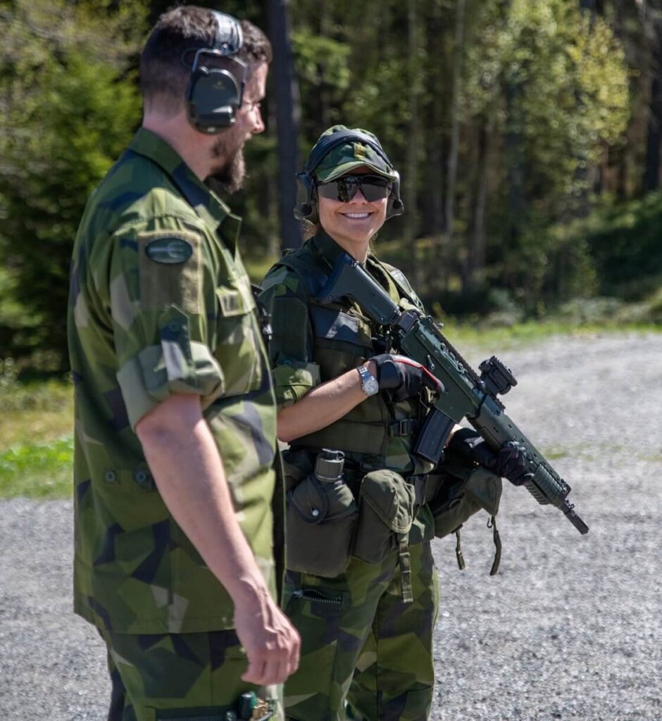 Se publican fotografias de la princesa heredera Victoria durante el entrenamiento militar 4 940x1024 - Se publican fotografías de la Princesa Heredera Victoria durante el entrenamiento militar