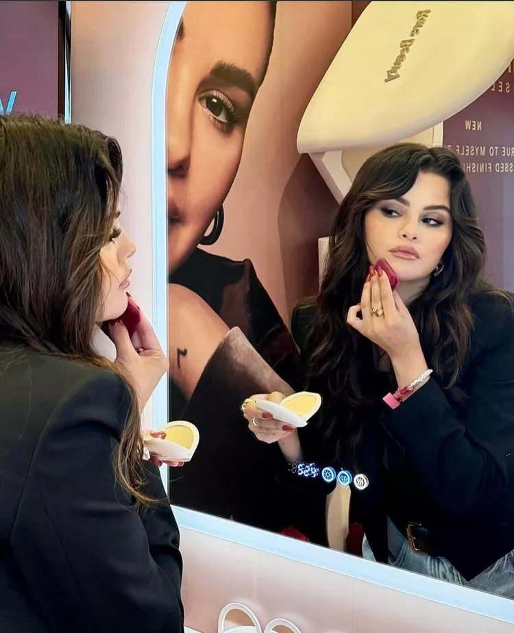 Las uñas color sidra de manzana de Selena Gomez son el toque otoñal que tu manicura roja estaba esperando