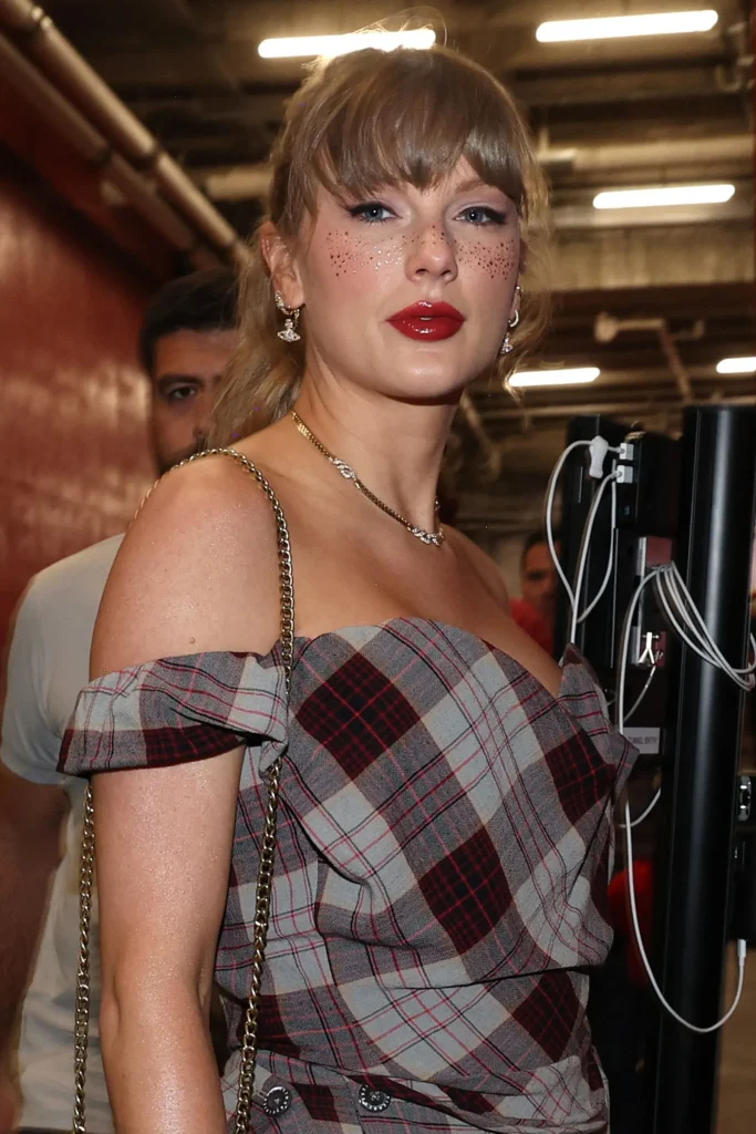 Taylor Swift convirtio las pecas brillantes en la mayor tendencia del otono 22 683x1024 - Las pecas brillantes de Taylor Swift