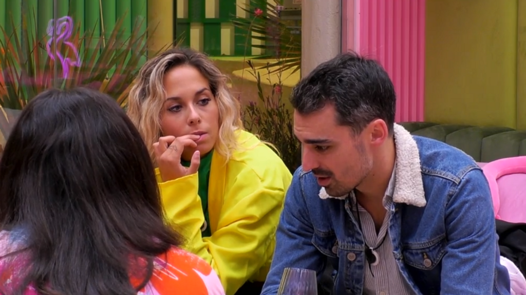 💔 Cuando el corazón y la razón no están de acuerdo 💔. En el último episodio de ‘Gran Hermano’, Violeta está más que decepcionada con Edi, mientras Vanessa desde el plató le manda una indirecta sin filtros 😳. ¿Cómo acabará esta historia de idas y venidas? Entre el drama, los reproches y la “simpleza de un pedo” (¡Sí, la frase de la madre de Violeta!), esta relación es un thriller en toda regla.

¿Lo mejor? Que esto… ¡aún no ha terminado! 📺🔥

Top 20 Hashtags
#GranHermano #DramaEnGH #VioletaYEdí #AmorYDesamor #VanessaSinFiltro #RealityEspañol #EnemigosIntimos #GHConfesiones #RelacionesComplicadas #GranHermano2024 #CasaGH #HistoriasDeCasa #AmoresEnGH #VioletaConfusa #EdiEnProblemas #CrisisSentimental #MensajeDemoledor #AmorODrama #GranFinalGH #VanessaVsEdi