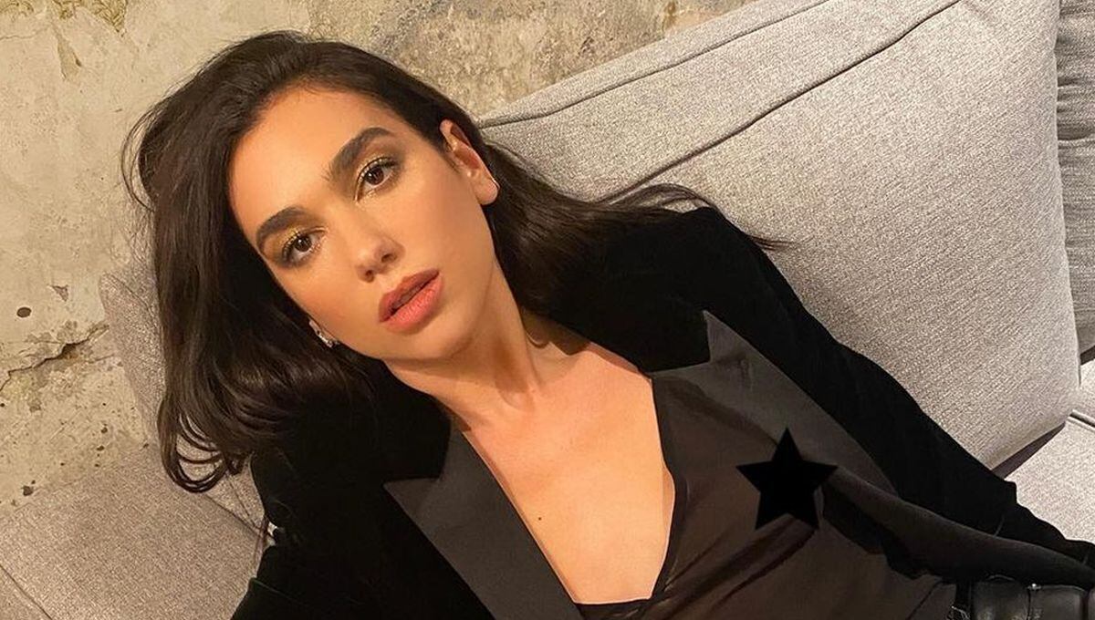 La manicura teñida de Dua Lipa es un toque veraniego en pleno otoño: ¡así se lleva el estilo tie-dye!