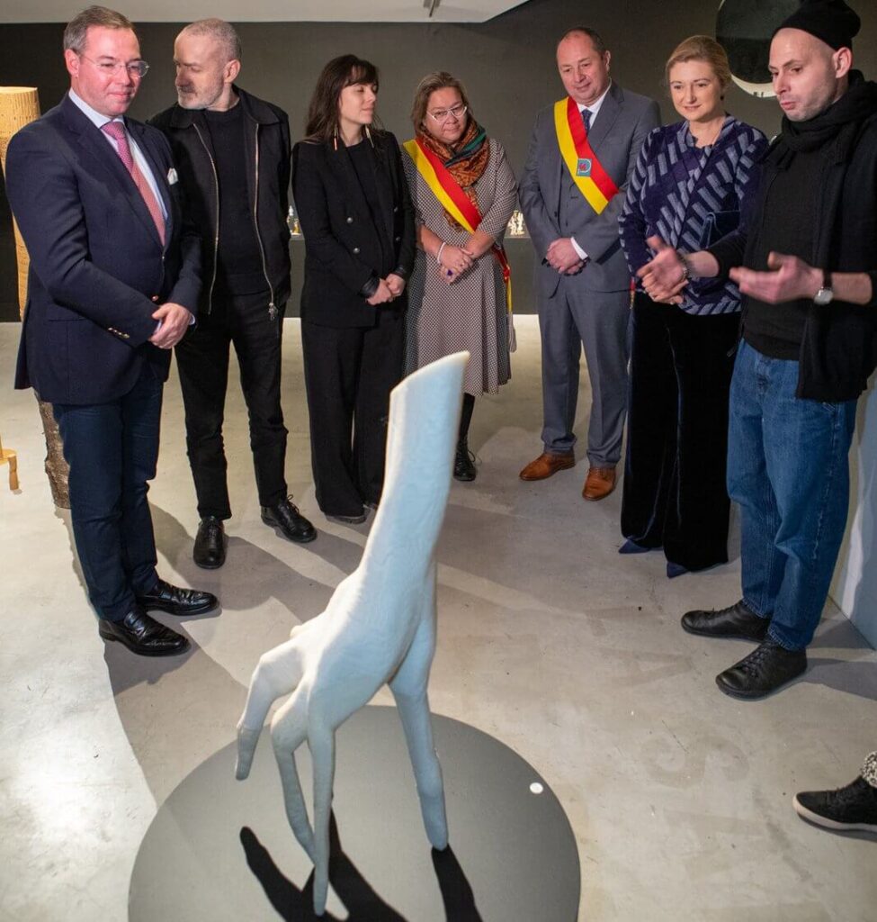 El Principe Guillaume y la Princesa Stephanie abren la exposicion Mystesch en Mons 6 975x1024 - El Príncipe Guillermo y la Princesa Estefanía inauguran la exposición «Mystesch» en Mons