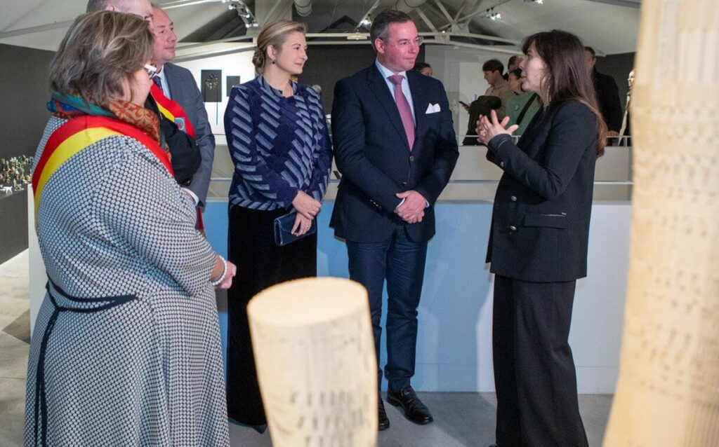 El Principe Guillaume y la Princesa Stephanie abren la exposicion Mystesch en Mons 7 1024x638 - El Príncipe Guillermo y la Princesa Estefanía inauguran la exposición «Mystesch» en Mons