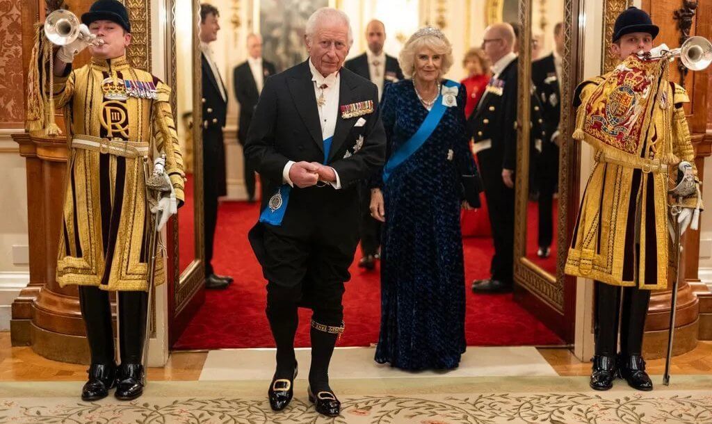 El rey Carlos y la reina Camila brillan en una recepción diplomática en el Palacio de Buckingham