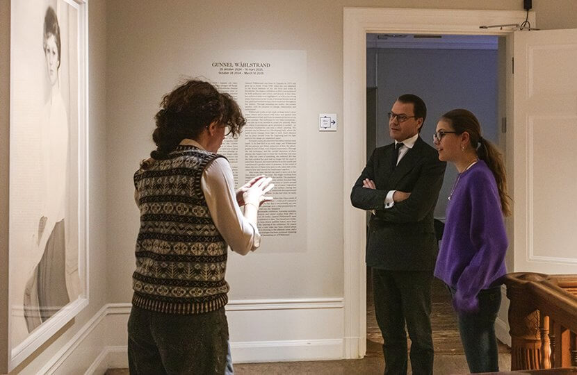 HogarPRINCESA ESTELLE El principe Daniel y la princesa Estelle visitan la exposicion de Gunnel Wahlstrand 2 - El Príncipe Daniel y la Princesa Estelle en la Exposición de Gunnel Wåhlstrand