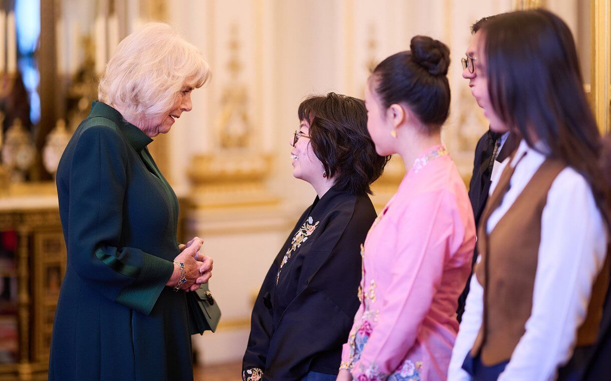 La Reina Camilla organiza una recepción en honor a los ganadores del Concurso de Ensayo de la Commonwealth 2024