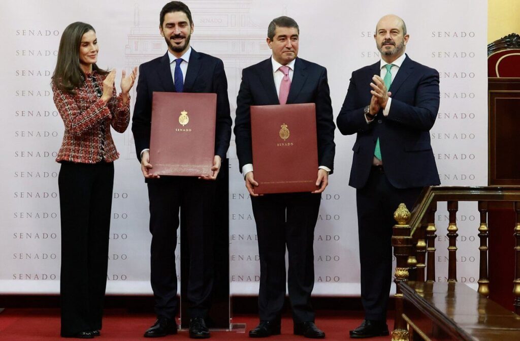 La Reina Letizia asiste a la entrega de los XIV Premios Luis Carandell de Periodismo 3 1024x671 - La Reina Letizia preside la entrega de los XIV Premios Luis Carandell de Periodismo