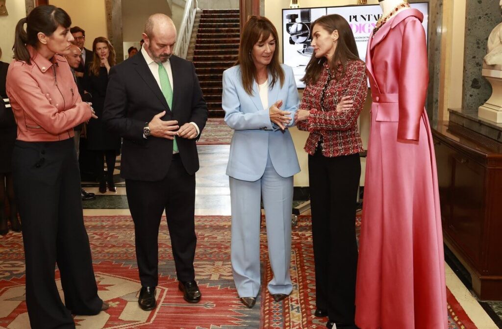 La Reina Letizia asiste a la entrega de los XIV Premios Luis Carandell de Periodismo 7 1024x671 - La Reina Letizia preside la entrega de los XIV Premios Luis Carandell de Periodismo