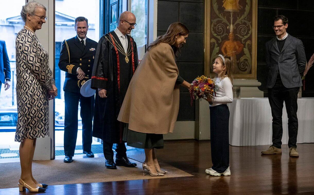 La Reina María de Dinamarca participa en la celebración anual de la Universidad de Copenhague: Un evento que honra la historia académica y los logros contemporáneos