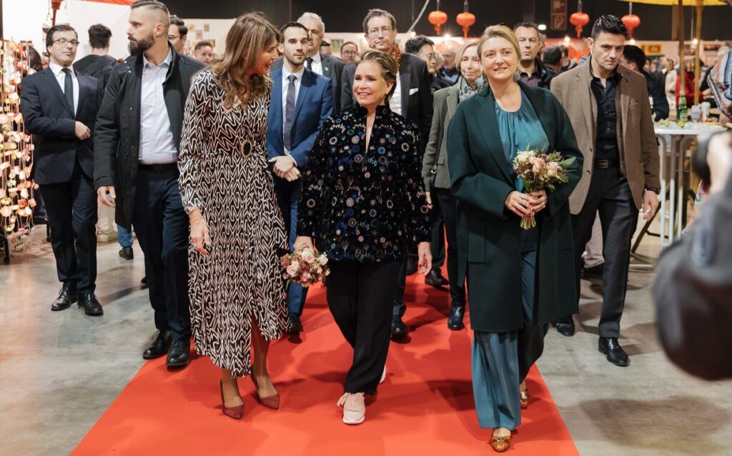 La duquesa Maria Teresa y la princesa Estefania visitan el Bazar 2024 02 1024x638 - La Gran Duquesa María Teresa y la Princesa Estefanía en el Bazar Internacional 2024