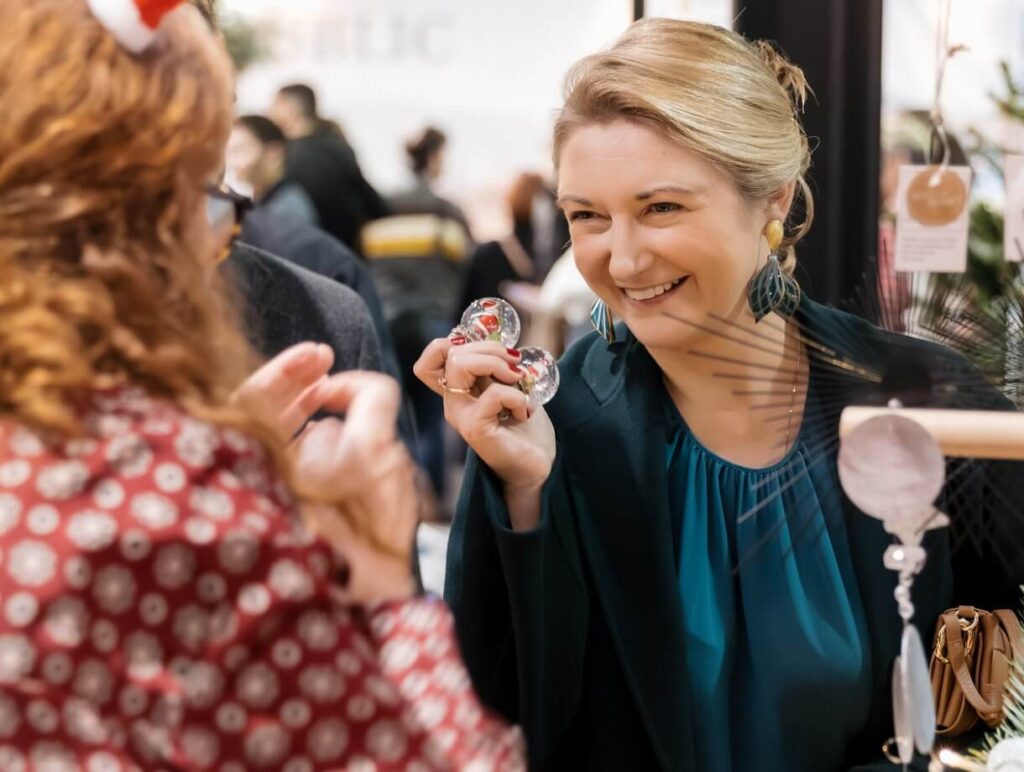 La duquesa Maria Teresa y la princesa Estefania visitan el Bazar 2024 06 1024x772 - La Gran Duquesa María Teresa y la Princesa Estefanía en el Bazar Internacional 2024