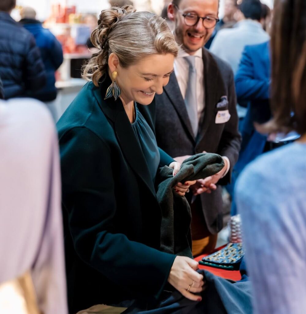 La duquesa Maria Teresa y la princesa Estefania visitan el Bazar 2024 08 999x1024 - La Gran Duquesa María Teresa y la Princesa Estefanía en el Bazar Internacional 2024