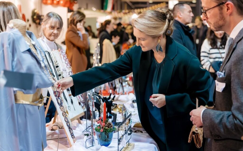 La duquesa Maria Teresa y la princesa Estefania visitan el Bazar 2024 09 1024x638 - La Gran Duquesa María Teresa y la Princesa Estefanía en el Bazar Internacional 2024