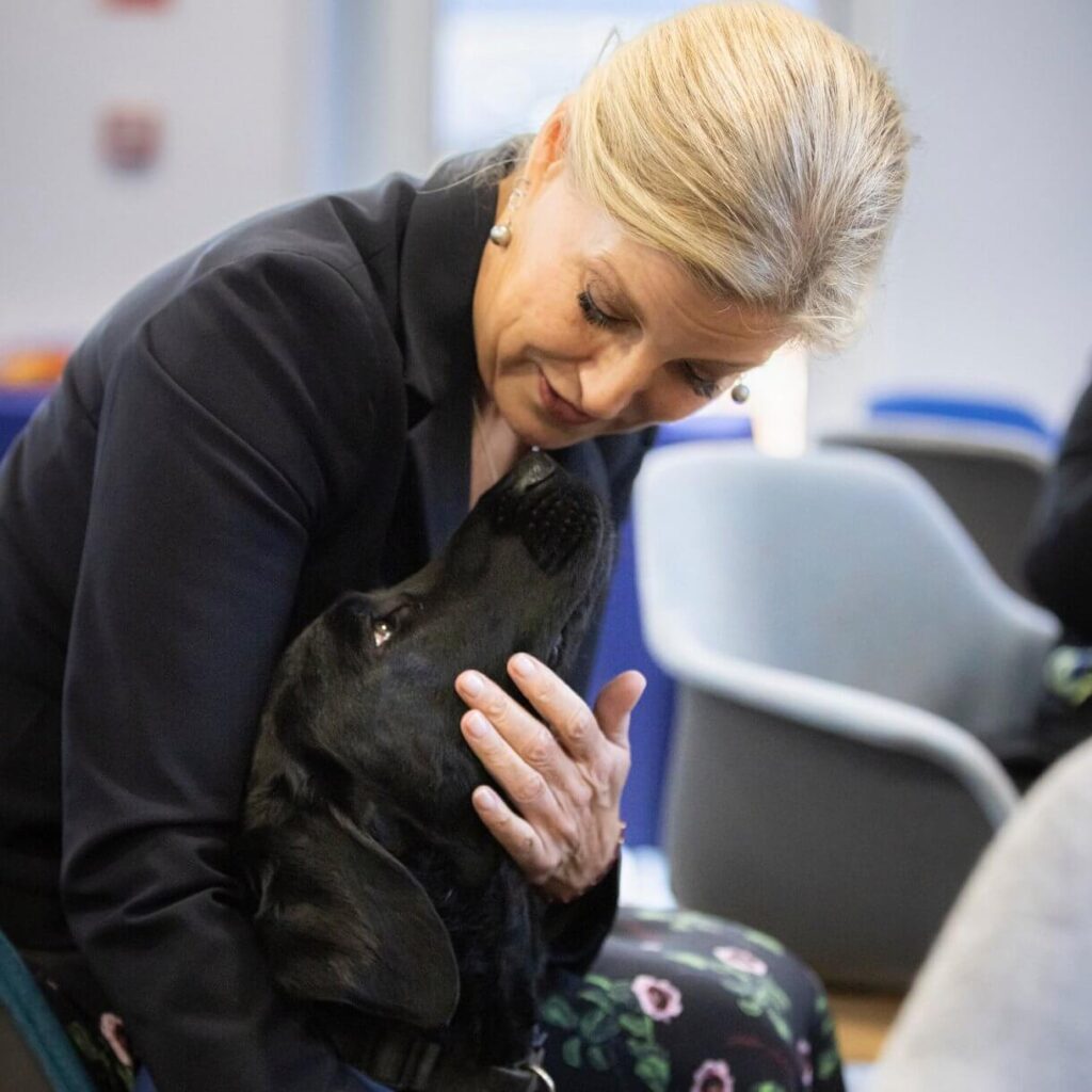 La duquesa de Edimburgo visita un centro de adiestramiento de perros guia 6 1024x1024 - La Duquesa de Edimburgo refuerza su compromiso con el entrenamiento de perros guía en el centro de Reading