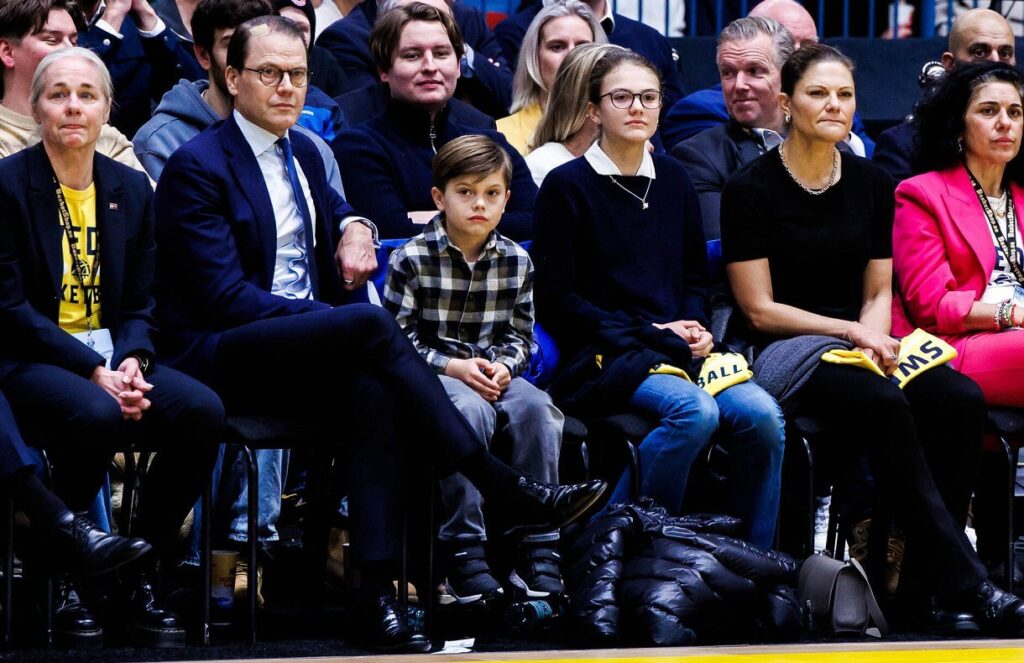 La familia de la princesa heredera de Suecia asiste a un partido nacional de baloncesto en Hovet 2 1024x663 - La Princesa Heredera Victoria y su familia disfrutan de un emocionante partido de baloncesto