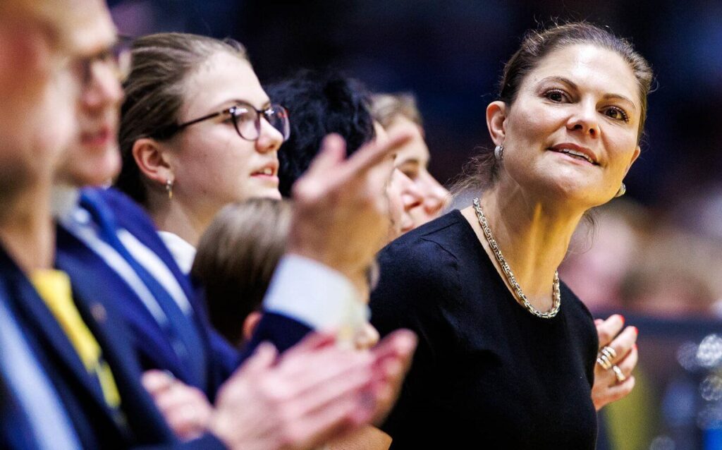 La familia de la princesa heredera de Suecia asiste a un partido nacional de baloncesto en Hovet 3 1024x638 - La Princesa Heredera Victoria y su familia disfrutan de un emocionante partido de baloncesto