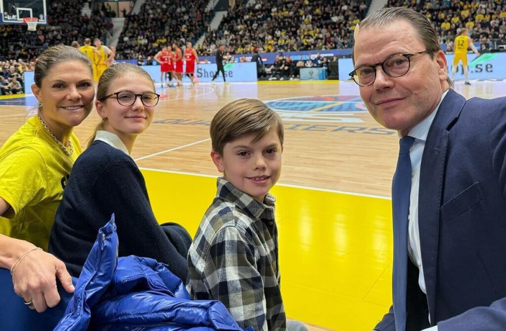 La familia de la princesa heredera de Suecia asiste a un partido nacional de baloncesto en Hovet 4 1024x671 - La Princesa Heredera Victoria y su familia disfrutan de un emocionante partido de baloncesto